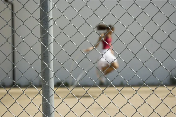 Mädchen springt auf Spielplatz — Stockfoto
