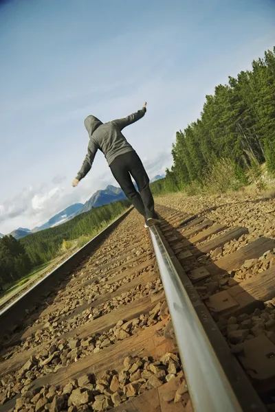 Mulher caminhando na trilha ferroviária — Fotografia de Stock