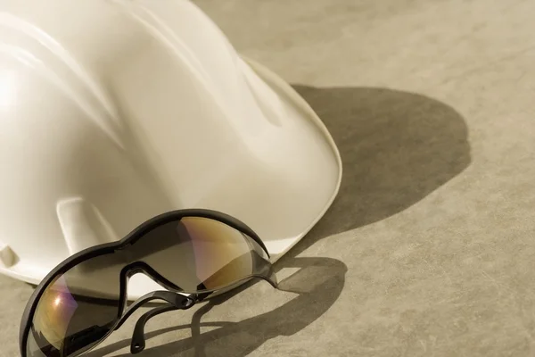 Chapéu de construção e óculos de segurança — Fotografia de Stock