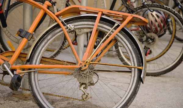 Ein altes orangefarbenes Fahrrad — Stockfoto