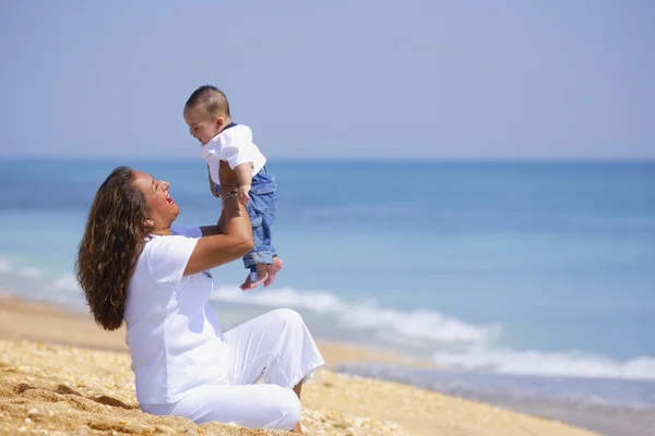 Moeder en kind op strand — Stockfoto