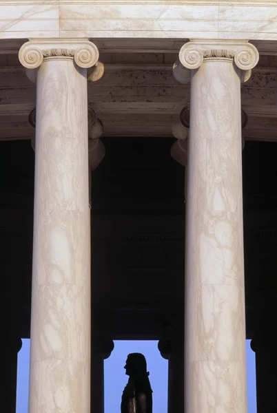 Columnas con la silueta de la estatua de Jefferson — Foto de Stock