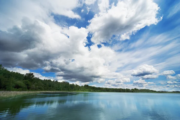 Formation de nuages sur un plan d'eau — Photo