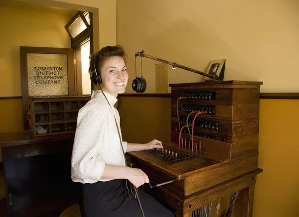 Femme travaillant au standard téléphonique — Photo