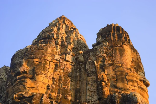 Cabeças de pedra no portão Angkor Thom, Siem Reap Camboja — Fotografia de Stock