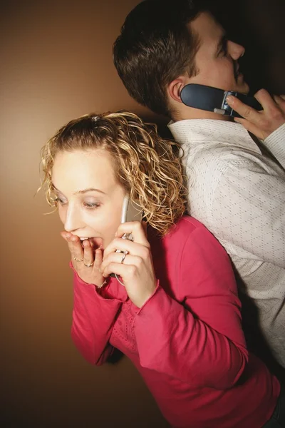 Casal conversando em telefones celulares — Fotografia de Stock