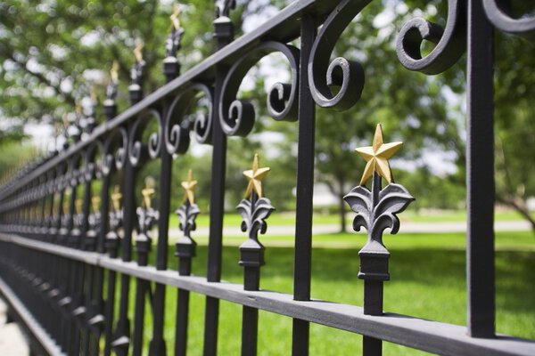 Забор с золотыми звездами
