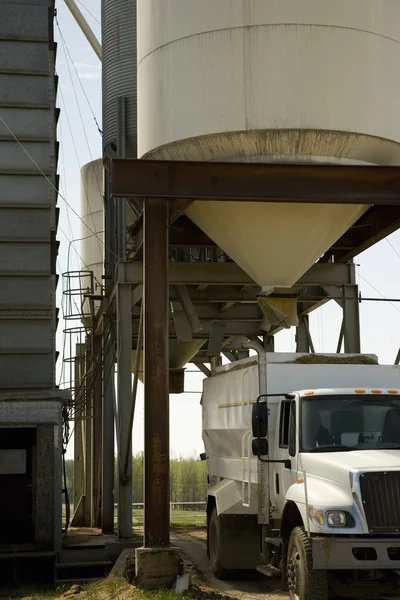 Bereiding van kuilvoer containers boven vrachtwagen — Stockfoto