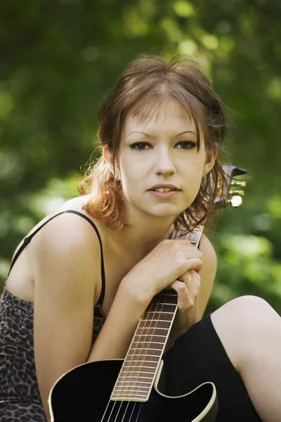 Jovem mulher com guitarra — Fotografia de Stock