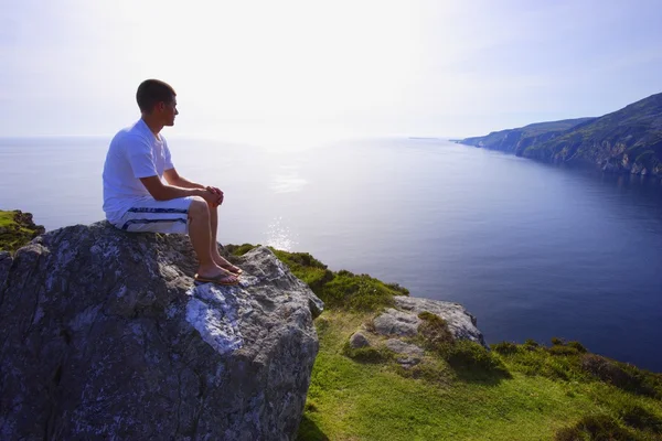 Ung man åtnjuter vyn — Stockfoto