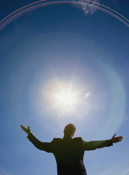 Mann im Anzug mit in den Himmel gereckten Armen — Stockfoto