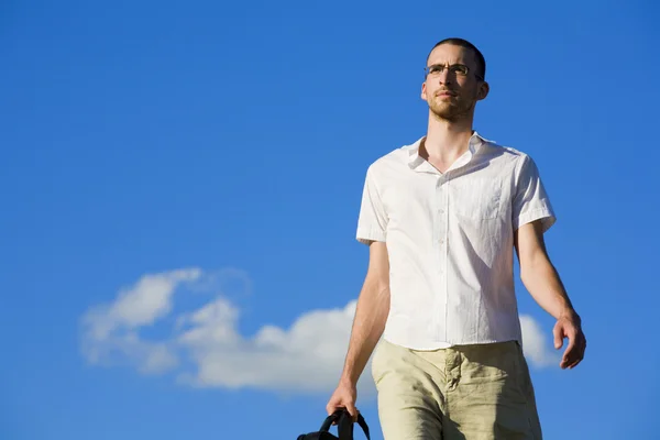 Uomo a piedi — Foto Stock