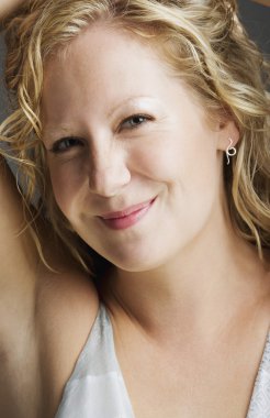 genç bir kadın kılığında