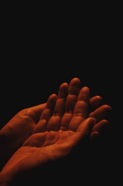 Almak için ellerini aç