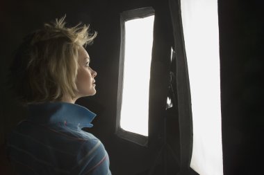 Ateşin arayan kadın