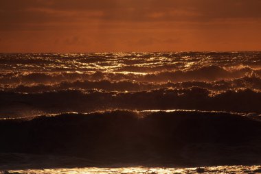 Gün batımında okyanus dalgaları