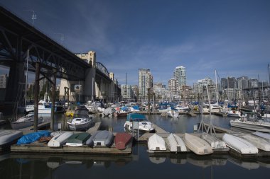 cityscape arka planda ile liman