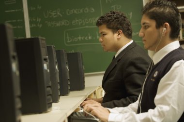 Öğrenciler bilgisayar laboratuarında