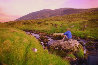 kayanın üzerinde oturan county donegal, İrlanda, kişi