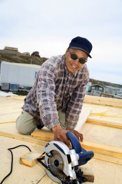 Inuit inşaat işçisi