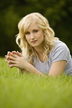 genç kadın üzerinde çim döşeme