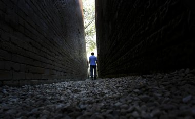 binalar arasında yürüyen adam