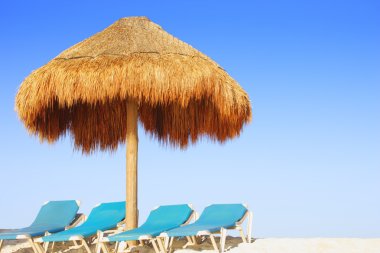 Tropikal Sahildeki Palm Hut ve Sandalyeler