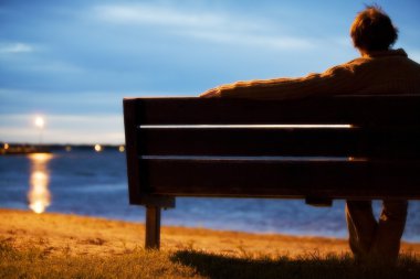 tek adam izlerken günbatımı