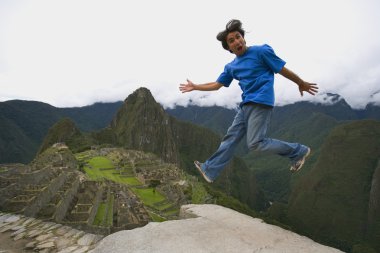 Machu picchu peru. adam 1460 reklam inşa Kolomb öncesi Inca site yakınlarında atlama