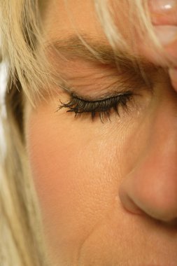 Başı ağrıyan kadın