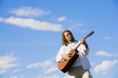 Gitar çalan adam