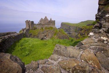 dunluce kalesi kalıntıları