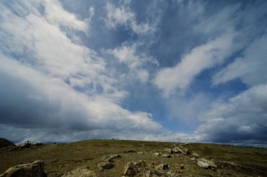 gökyüzü kayalık tepenin karşılar