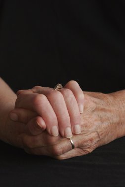 Yaşlı çift el ele tutuşuyor.
