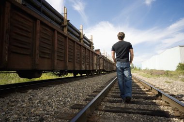 Tren rayların üzerinde yürürken