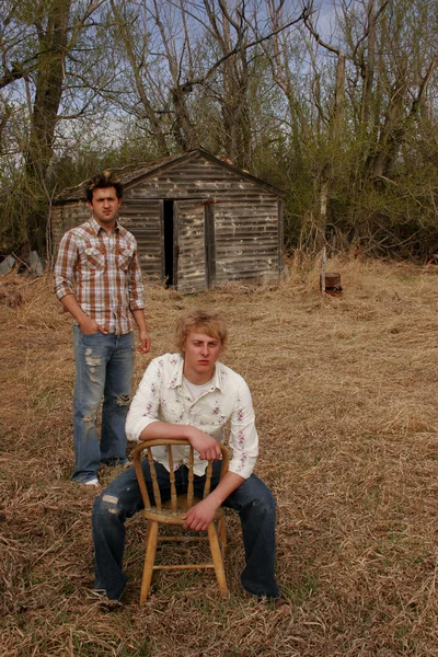 Man Sitting In Chair And Man Standing In Yard — Stock Photo, Image