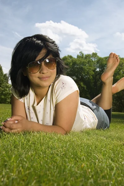 Frau liegt auf dem Gras — Stockfoto