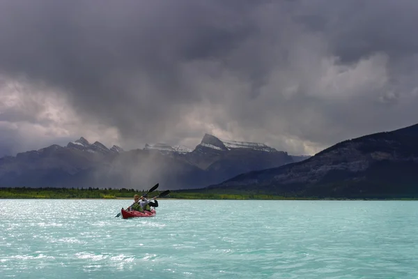 Pagayeurs sur un lac — Photo