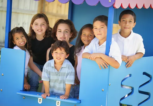 Niños en el parque infantil — Foto de Stock