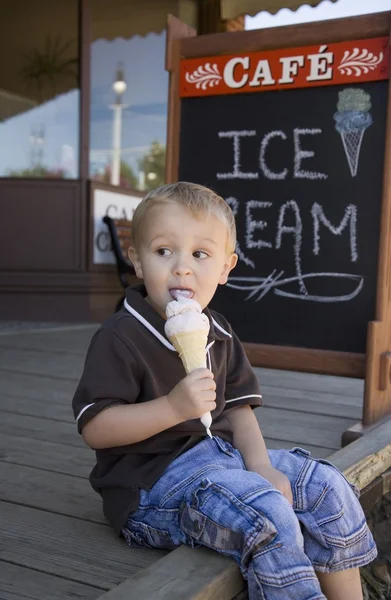 Chłopiec jedzenie lodów stożek — Zdjęcie stockowe