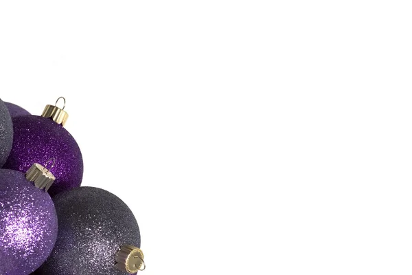 Пурпурные рождественские украшения — стоковое фото