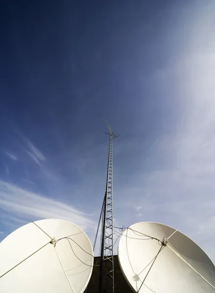 Pratos por satélite e torre — Fotografia de Stock