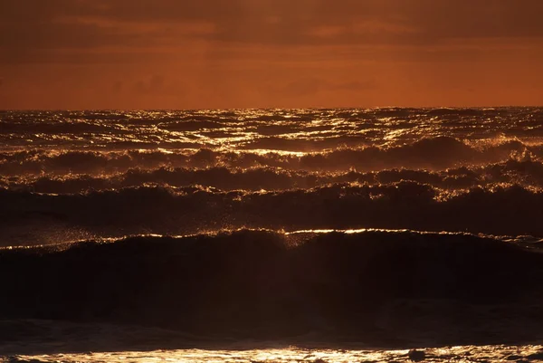 Onde oceaniche al tramonto — Foto Stock