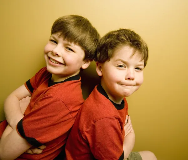 Два хлопчика разом — стокове фото
