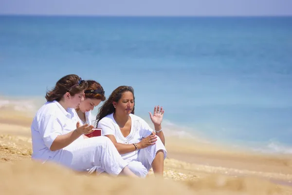 Bir grup kadın birleştirmek dua Beach — Stok fotoğraf