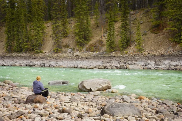 Persona disfrutando de un río —  Fotos de Stock