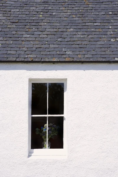 Venster op de buitenkant van het gebouw — Stockfoto