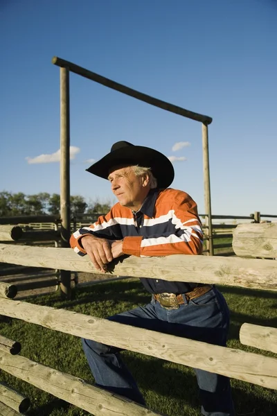 Rancher appoggiato su un corral — Foto Stock