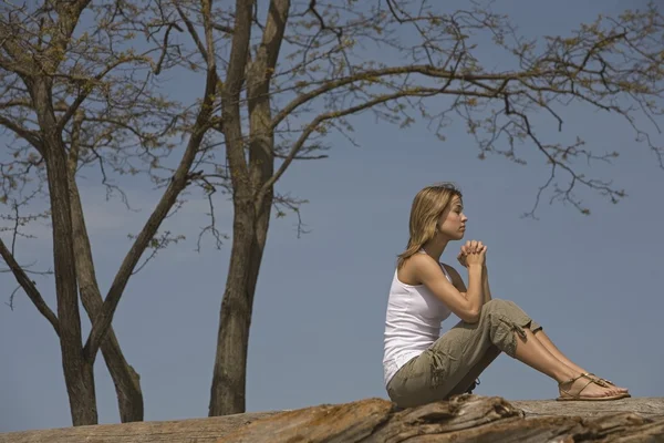 Mujer rezando al aire libre — Foto de Stock