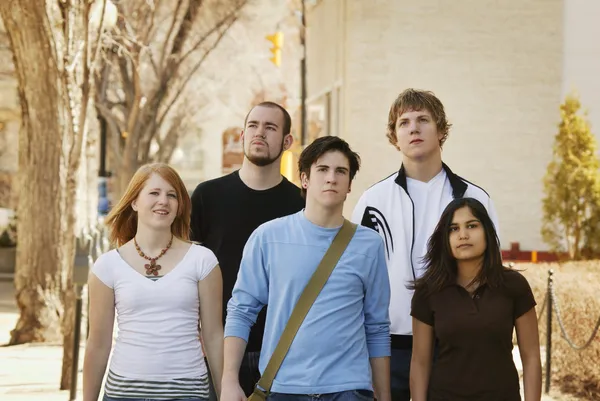 Grupp av unga vuxna — Stockfoto